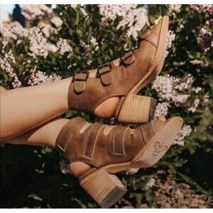 FREEBIRD BY STEVEN Quail Sandals in Brown 9